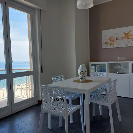 Maremare, Really On The Beach, With Private Parking Daire *